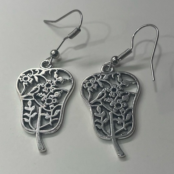 2/$25 or 3/$35 NWOT Silver Tulip and daisy cutout earrings - Picture 6 of 6